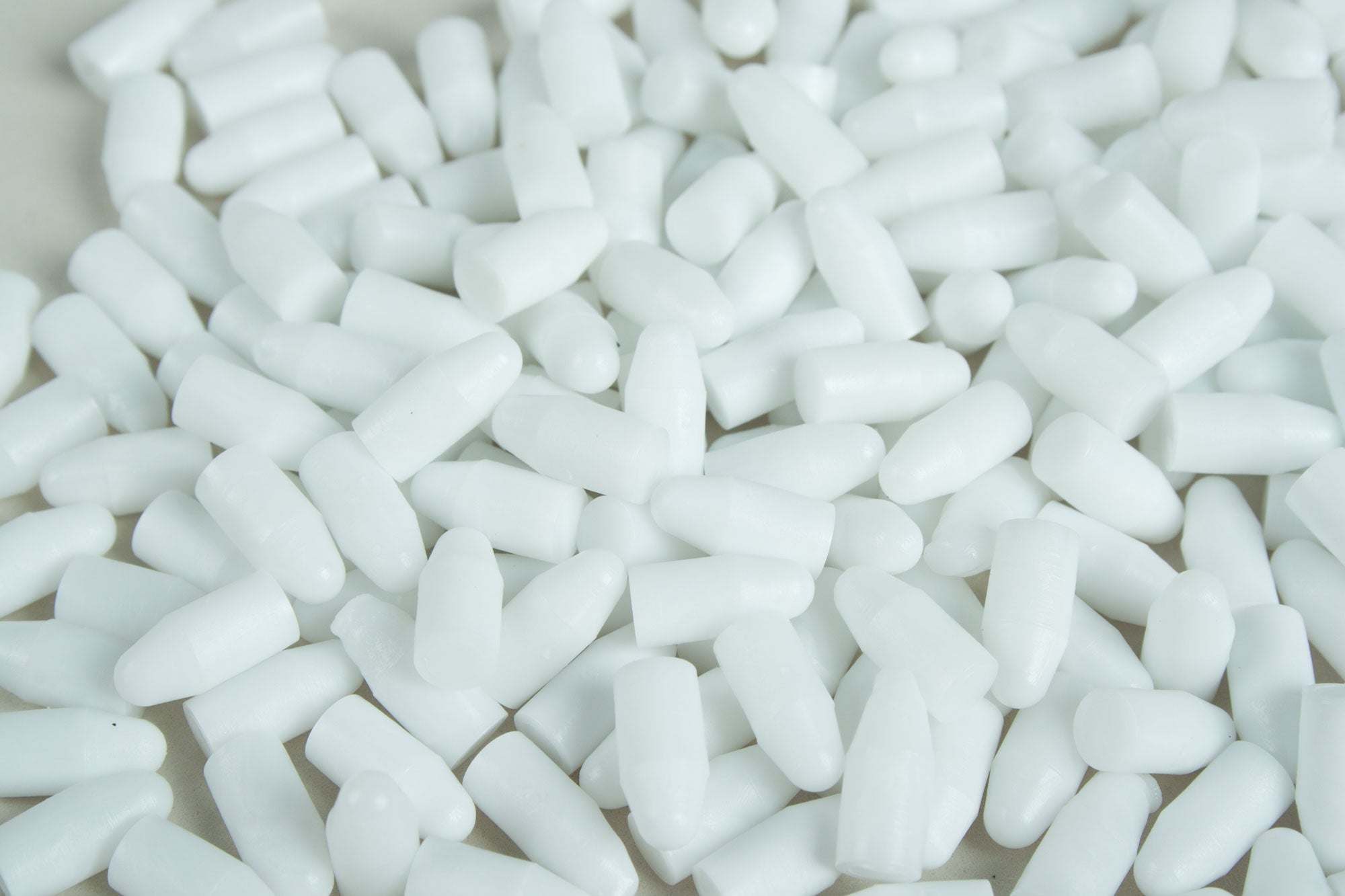 Plastic binding plugs