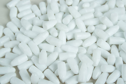Plastic binding plugs